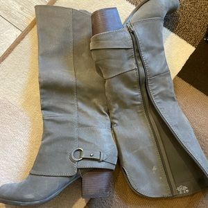 Size 10 knee high grey boots heeled.